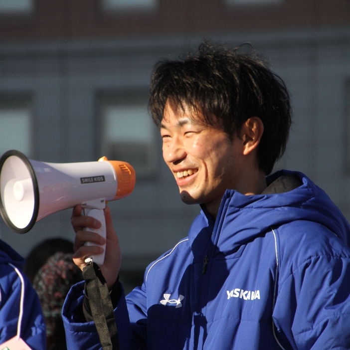 2区で快走を見せ、レース後にチーム関係者に感謝を述べる安川電機・古賀