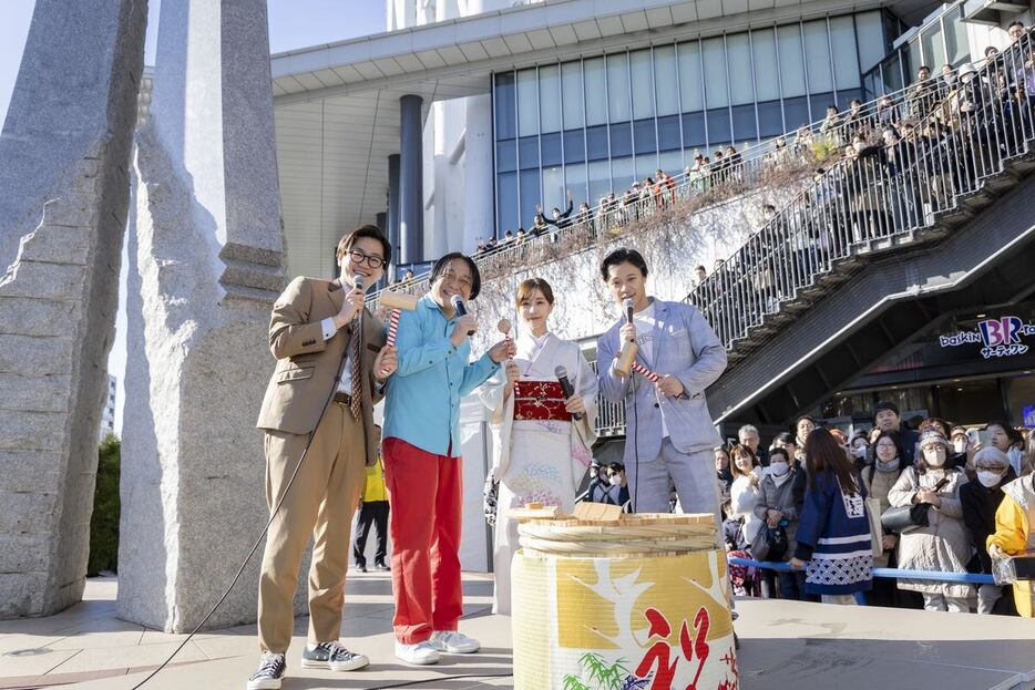 「鏡開き」パフォーマンスを行った田中みな実（中央右）、永野（同左）と東京ホテイソン©TOKYO-SKYTREETOWN