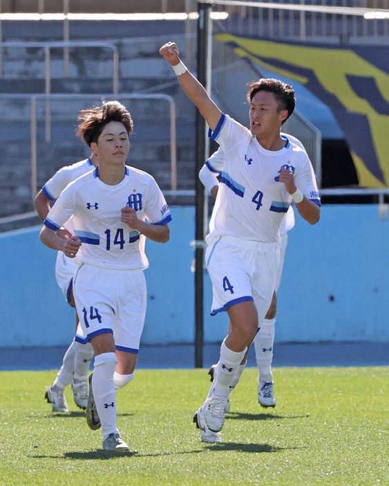 ＜高校サッカー　明秀日立・東海大相模＞前半、ゴールを決め喜ぶ明秀日立・久保（右）（撮影・西海健太郎）