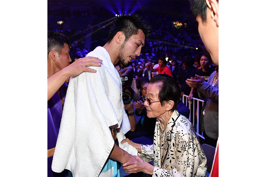 2017年5月、世界初挑戦で敗れた村田諒太（左）を労う長野ハル・マネージャー【写真：産経新聞社】