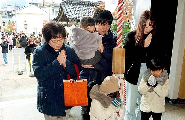 新年への願いを込め、手を合わせる参拝者