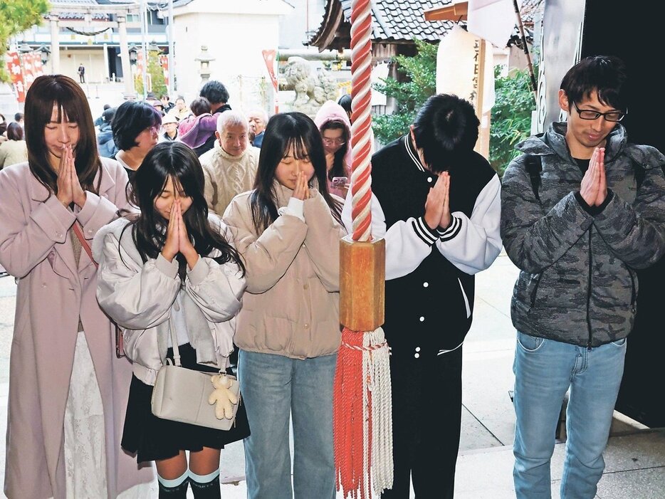 願いを込めて手を合わせる参拝者＝１日、日宮神社