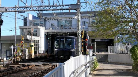 相鉄本線の鶴ケ峰駅。いずみ野線の終点、湘南台行き電車が発車。JR線・東急線直通の電車も走る（記者撮影）