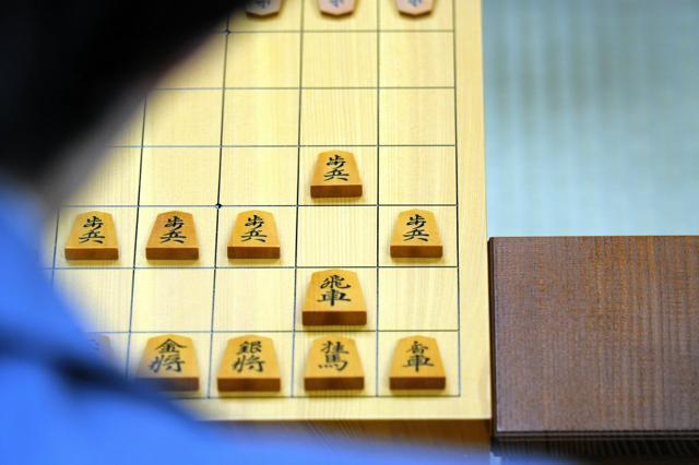 中村太地八段の初手は▲２六歩。新将棋会館の始まりの一手となった=2025年1月7日午前10時2分、東京都渋谷区の将棋会館、北野新太撮影