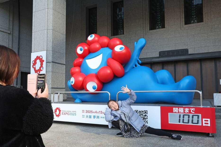 大阪・関西万博の開幕100日前を迎え、大阪市役所前のミャクミャクのモニュメントに設置されたカウントダウンクロック＝3日午前、大阪市北区（彦野公太朗撮影）