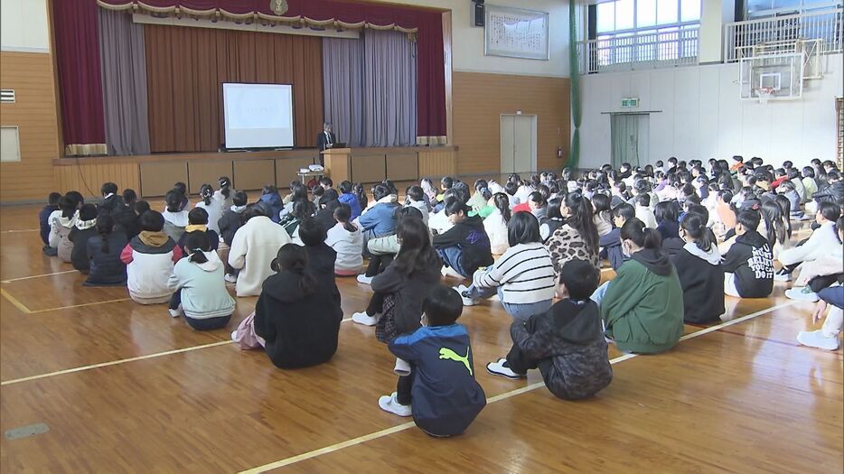 三重県津市の養正小学校で行われた始業式