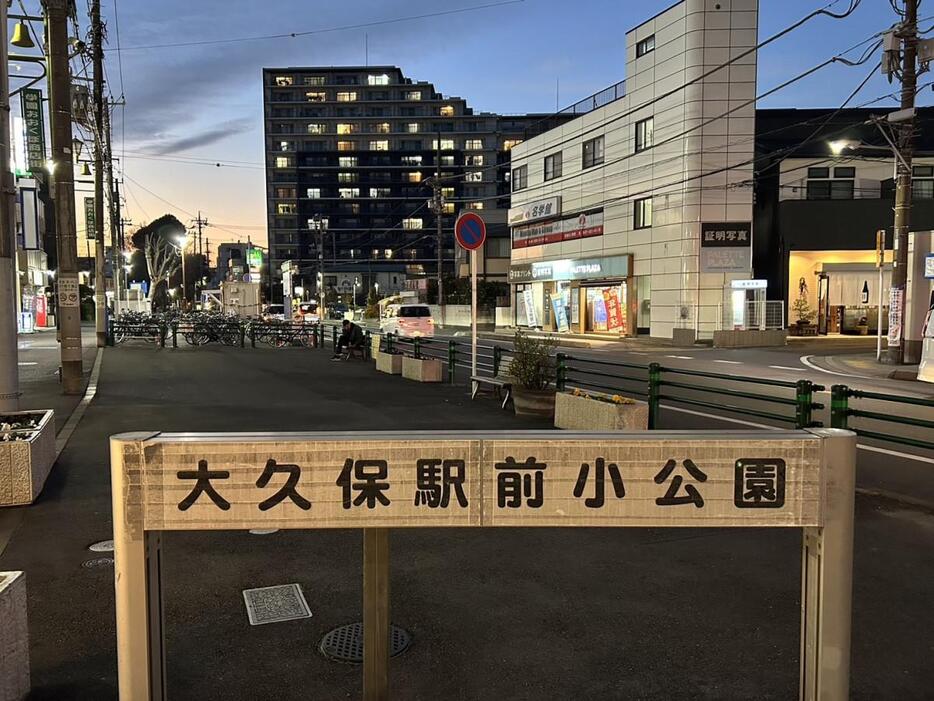 餅つき大会が開催される大久保駅前小公園