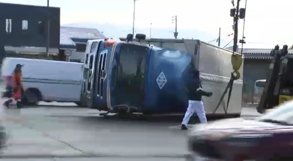 トラックが横転した現場（10日午前、福岡市博多区）