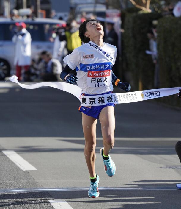 箱根駅伝　往路　10位でゴールする日体大大5区浦上（撮影・垰建太）