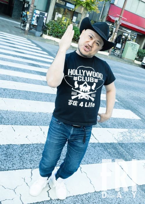 取材当日は極寒だったが、Ｔシャツ姿で屋外での撮影に応じた。横断歩道の真ん中に立ち、自身の代名詞である持ちネタ「シュー」を力強く披露した