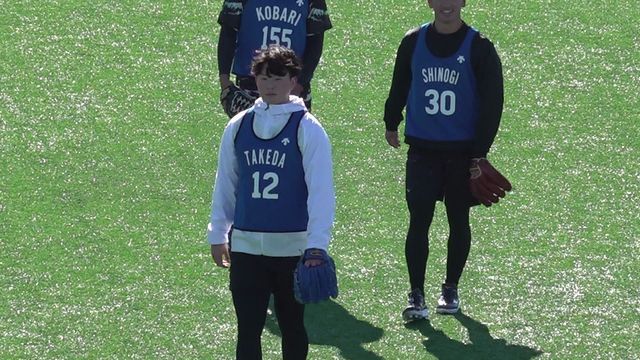 青いグローブをつけて新人合同自主トレに参加するDeNAドラフト1位の竹田祐投手