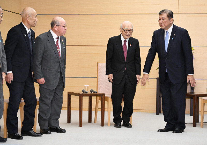 ノーベル平和賞を受賞した日本被団協の田中熙巳さん（左から3人目）、田中重光さん（同2人目）、箕牧智之さん（左端）らと面会する石破茂首相＝首相官邸で2025年1月8日午前10時2分、平田明浩撮影