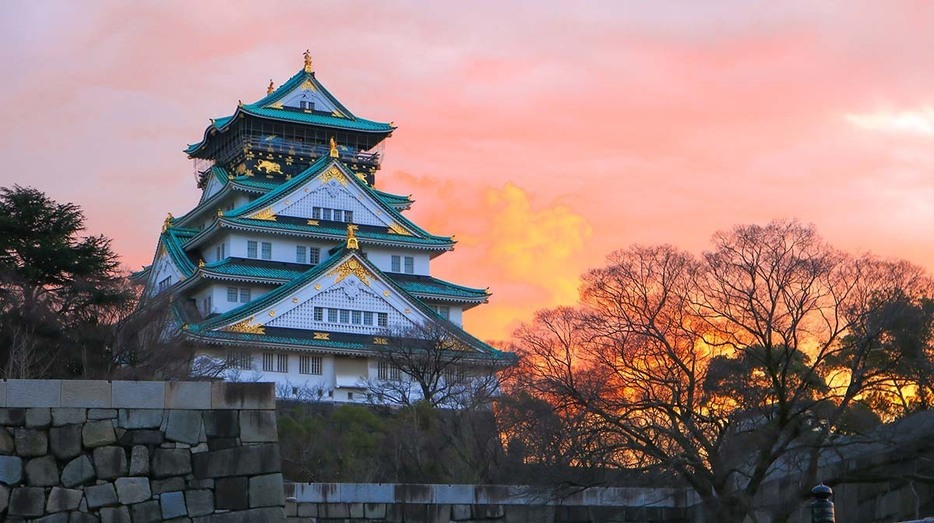 夕景に浮かぶ大阪城　Photo by Adobe Stock