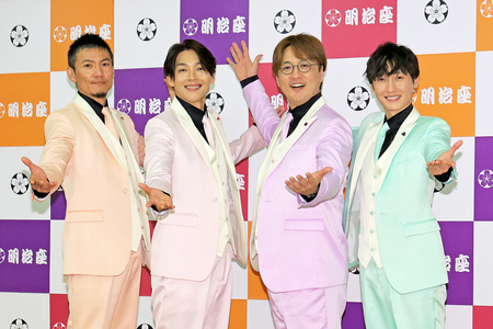 「明治座新春純烈公演」初日後の取材会で撮影に応じる純烈のメンバー＝７日、東京