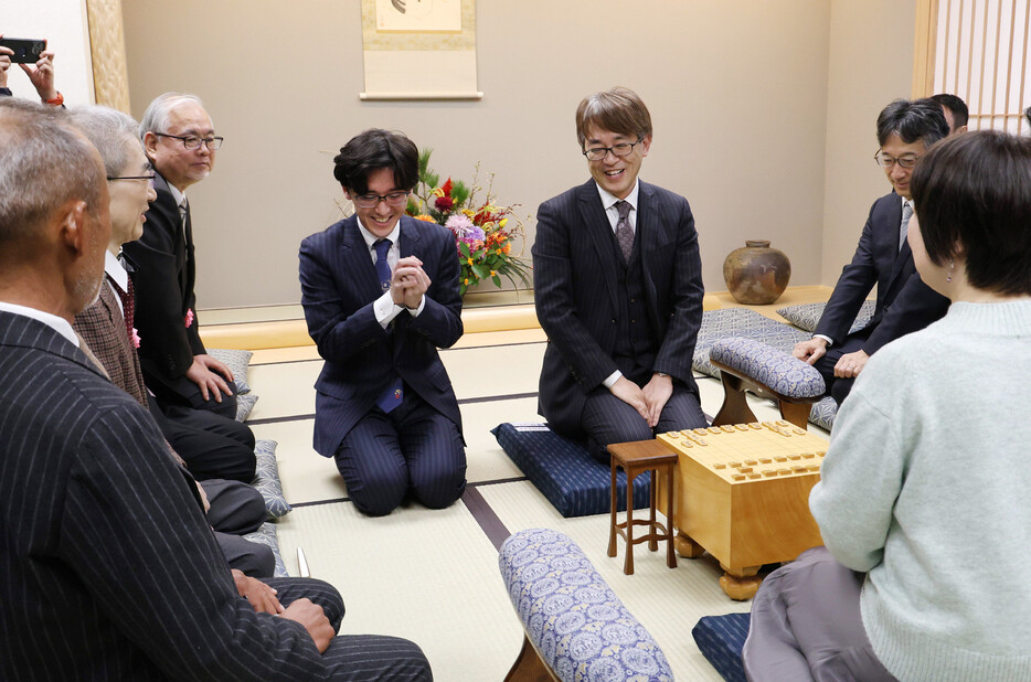 将棋界の新年恒例の「指し初め式」が６日、東京都渋谷区の将棋会館で開催された。写真は、振り駒役に指名され、笑顔を見せる伊藤匠叡王（中央左）。同右は日本将棋連盟の羽生善治会長＝同日午前