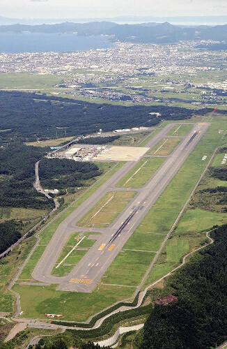 青森空港（手前）と青森市街（２００８年、読売ヘリから）