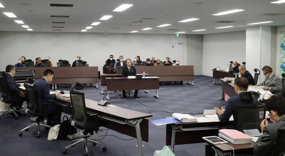 公開された栃木県佐野市議会の百条委員会＝10日午前