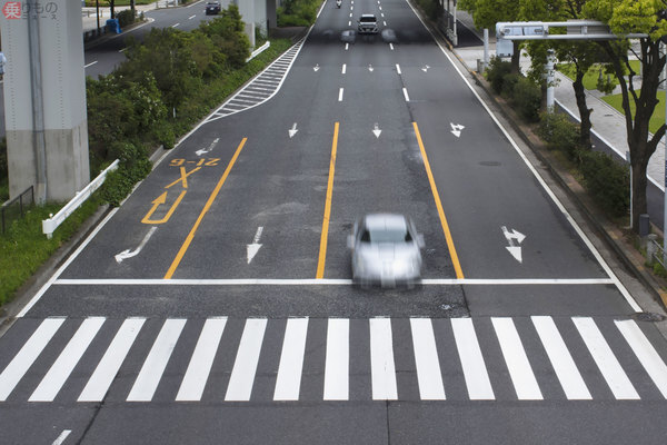 横断歩道のイメージ（画像：写真AC）。