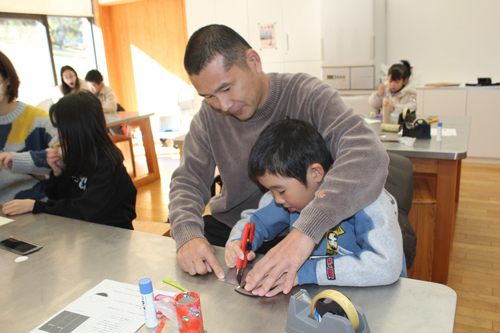 【万華鏡作りを体験する親子＝尾鷲市向井の県立熊野古道センターで】