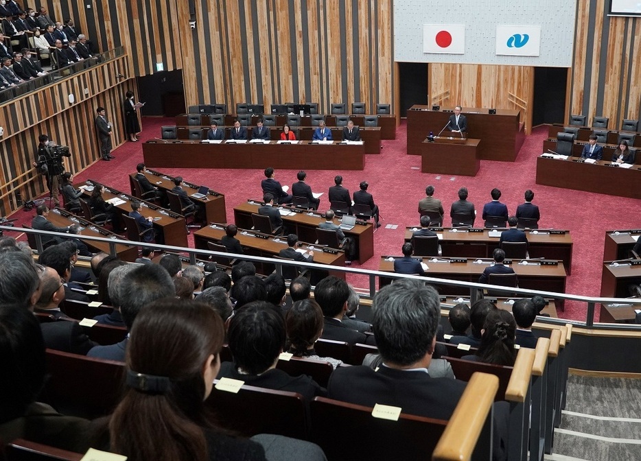 大石知事が県職員に向けて今年の抱負を語った仕事始め式＝県議会議場