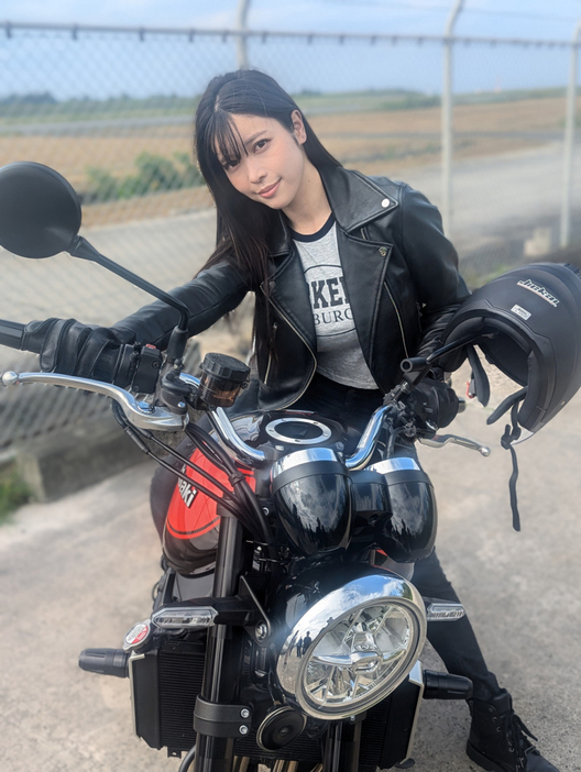 『週刊プレイボーイ』でバイクグラビアを披露した七瀬なな（撮影／熊谷貫）