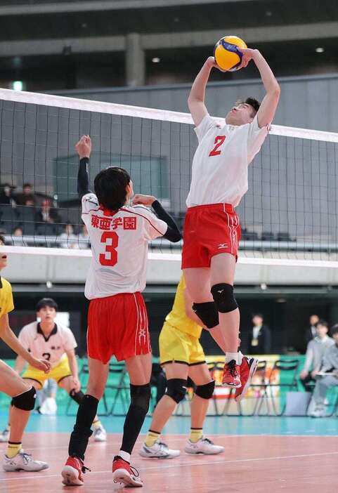 第2セットでトスする東亜学園の和田太一＝東京体育館（相川直輝撮影）