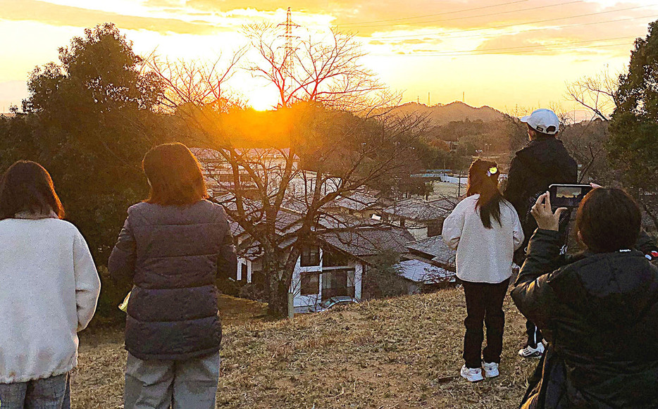 古墳の上から望む初日