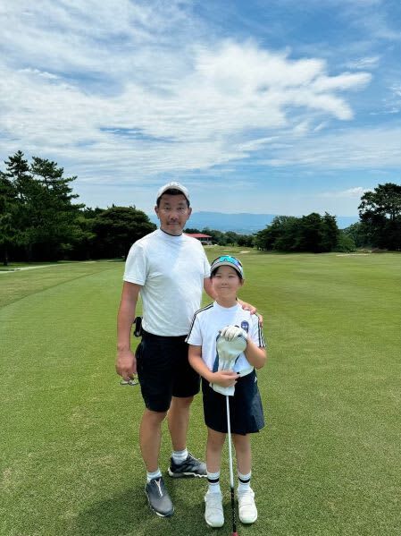 克明さんと練習ラウンドを回る柑那さん＝２０２４年７月、静岡県