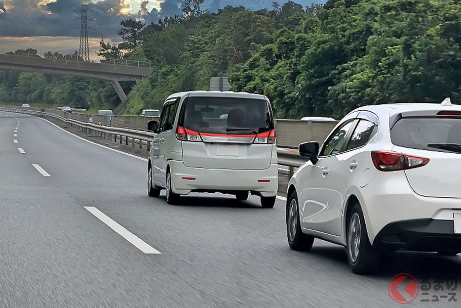 もしかして、いつまでも「追い越し車線」に居座って「あおり運転」を誘発していませんか!?［画像はイメージです］