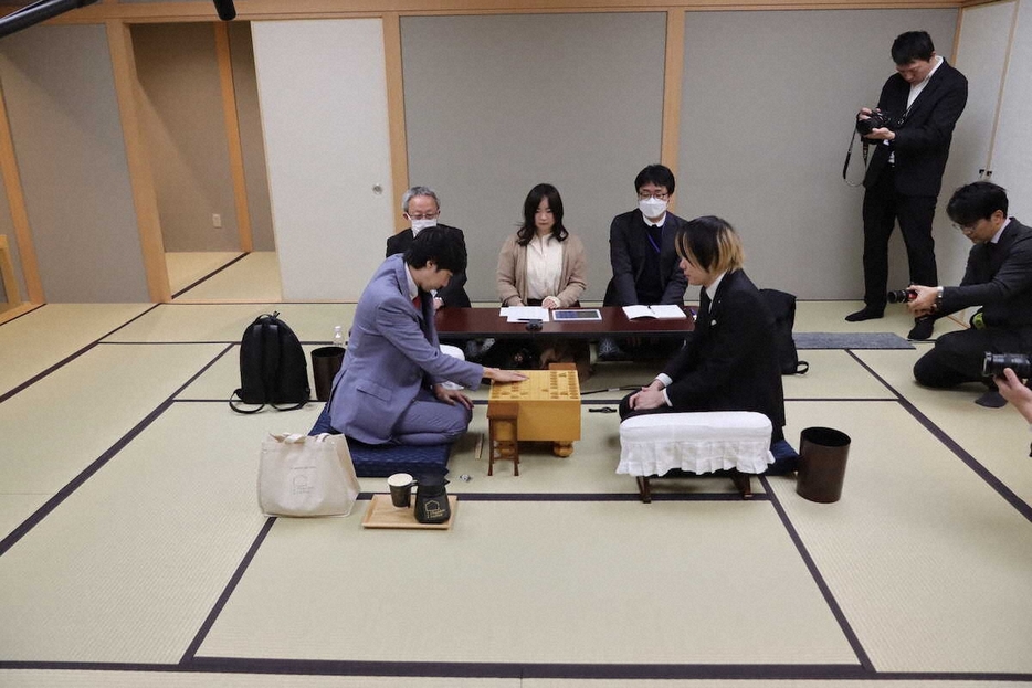 東京都渋谷区の新将棋会館・特別対局室で初の公式戦が始まった。右は佐藤天彦九段、左は中村太地八段（撮影・我満　晴朗）