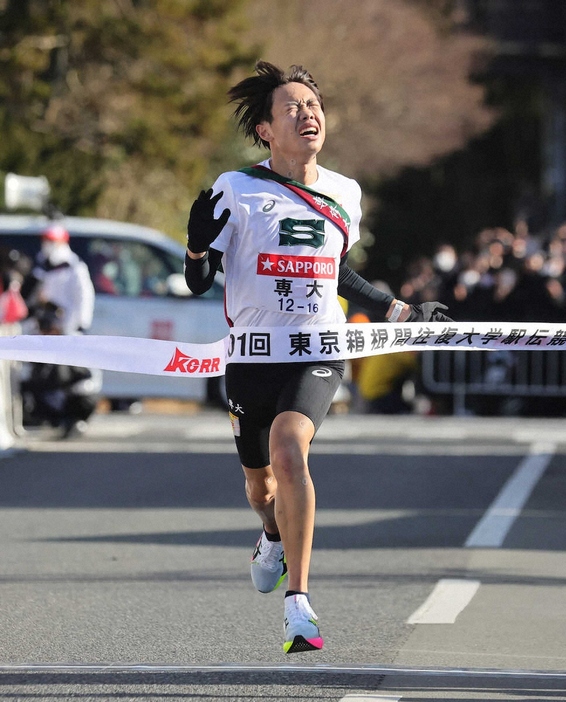 ＜箱根駅伝往路・芦ノ湖ゴール＞20位でゴールする専大5区・田口（撮影・尾崎　有希）