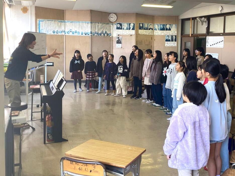 本番に向け冬休みの特別レッスンを行う久木小学校合唱団