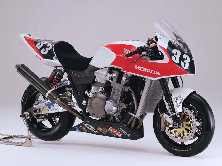 CB1300スーパーフォアType-R [HONDA] VTR1000SPW譲りのスイングアームやSHOWAのスペシャル倒立Fフォークに加え、後軸150PSを発揮するエンジンをリジッドマウントしている。