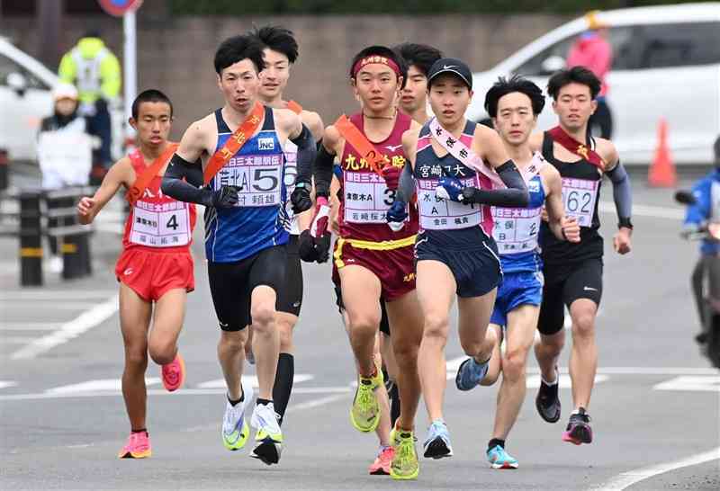 昨年の大会で、スタート直後、一斉に駆け出す1区の選手たち＝水俣市（石本智）