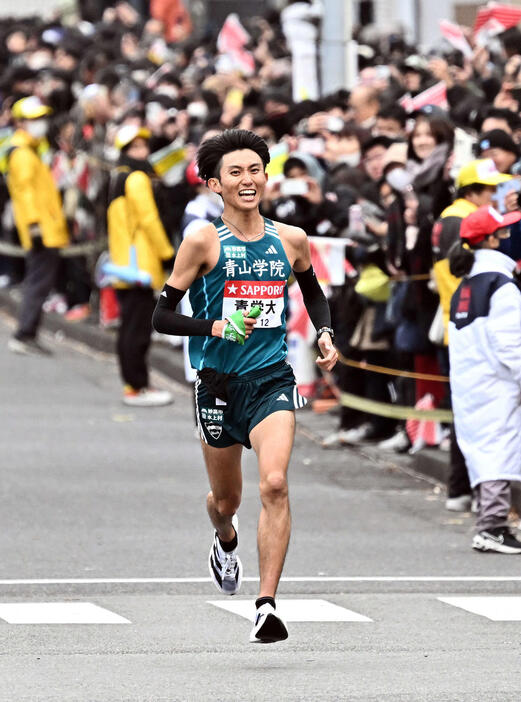 鶴見中継所に向かって笑顔で走る青学大9区田中（撮影・滝沢徹郎）