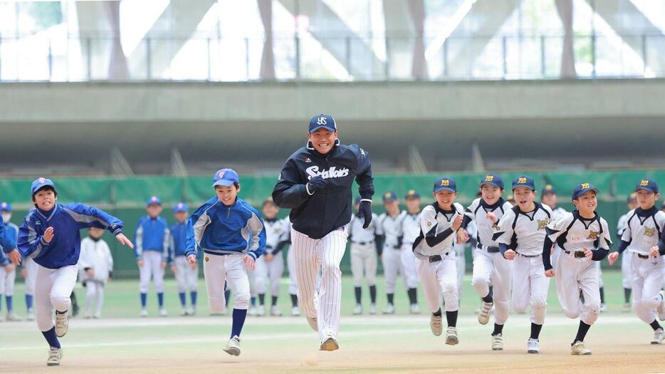 児童とダッシュで競争するヤクルト・奥川恭伸（撮影・長尾みなみ）