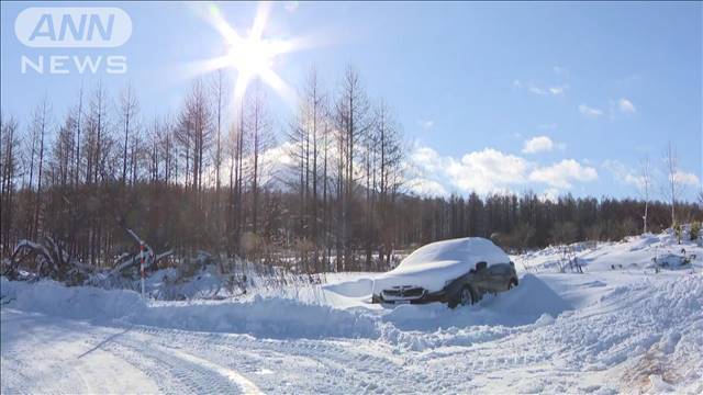 "雪に埋もれた車　運転手は…　山で遭難か？"