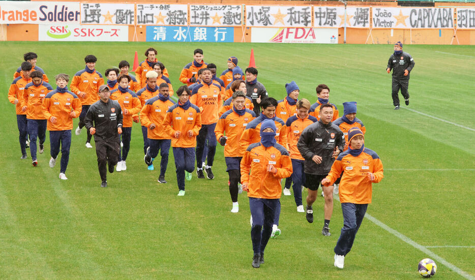 全体でそろってランニングする清水イレブン（カメラ・武藤瑞基）　