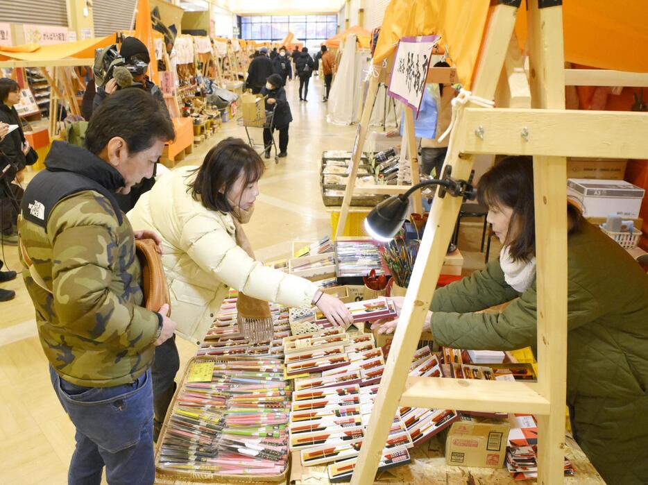 客でにぎわう「出張輪島朝市」の初売り＝2日午前、石川県輪島市