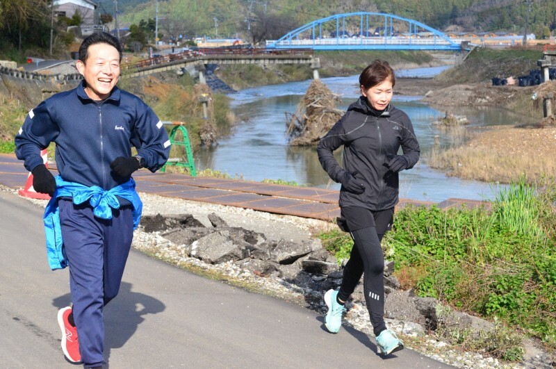 被災の爪痕が残る中、笑顔で走り初めを楽しむ参加者＝石川県輪島市町野町で2025年1月1日午後0時50分、阿部弘賢撮影