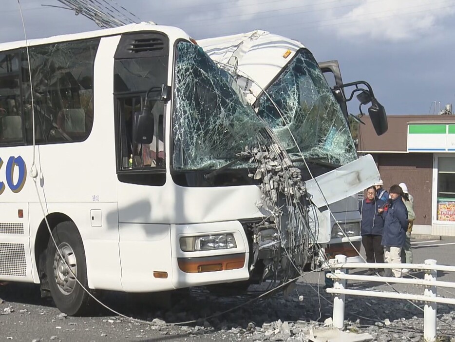 事故を起こしたバス愛知県半田市