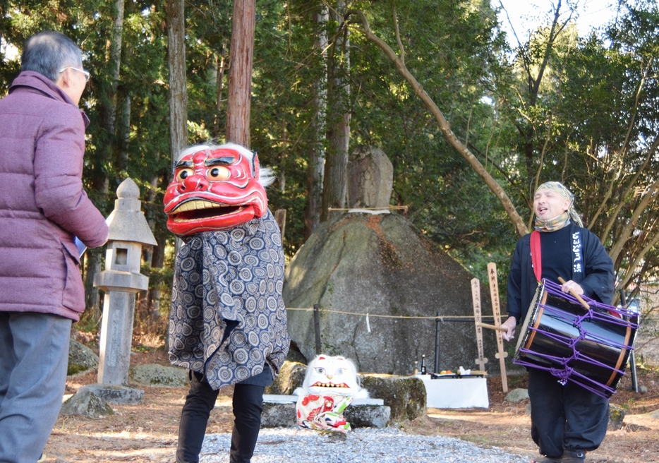 清水坂お不動様前で披露された獅子舞