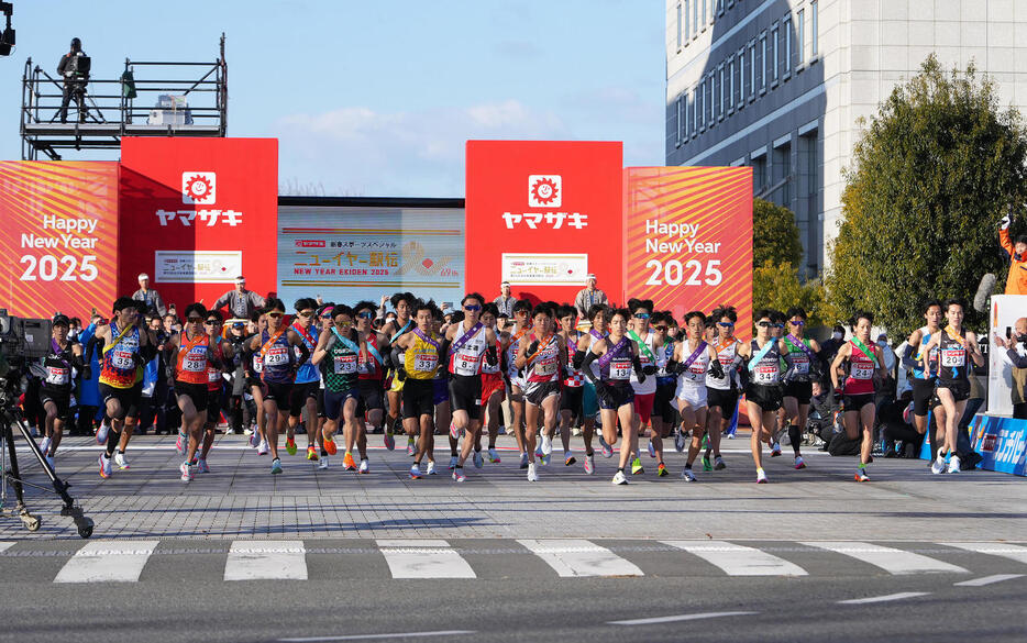 群馬県庁前をスタートする1区の選手たち（撮影・足立雅史）