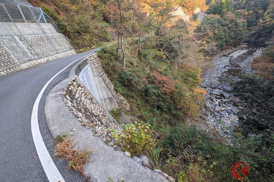 比較的道幅が広くきれいな路面でも「ガードレールはない！」国道418号［Photo：佐藤 亨］