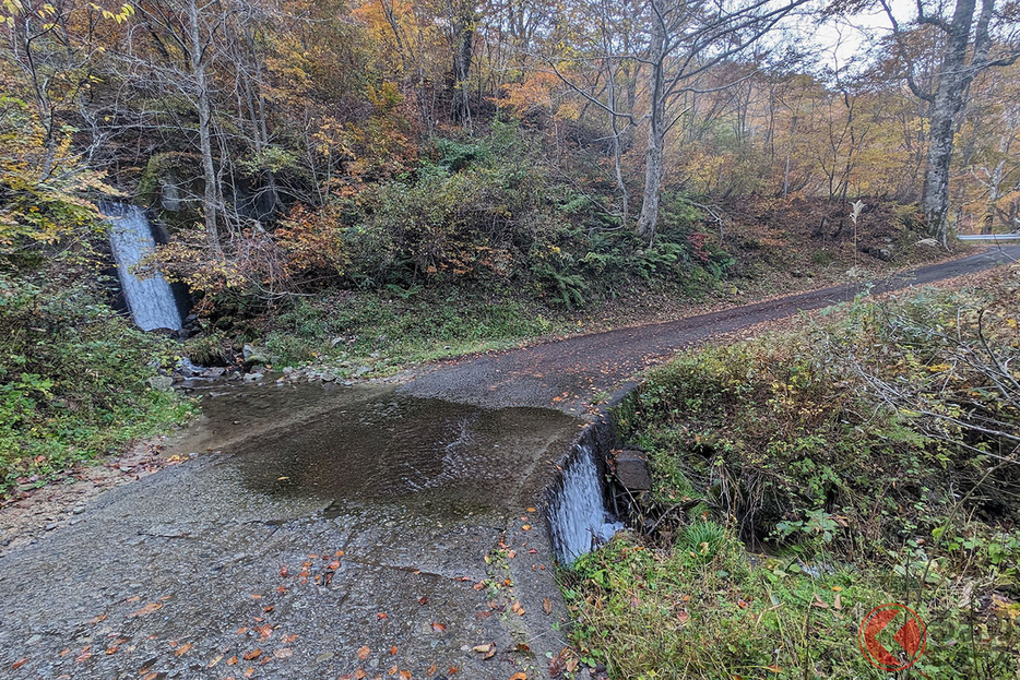 国道418号に存在する「洗い越し」。雨が降ると水量が増えて川のようになる［Photo：佐藤 亨］