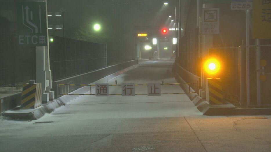 通行止めの看板で封鎖された百道ランプ