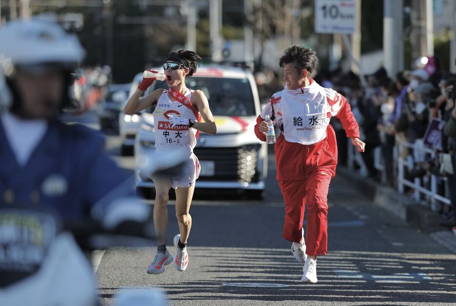 ３区、給水する中大・本間颯（カメラ・小林　泰斗）