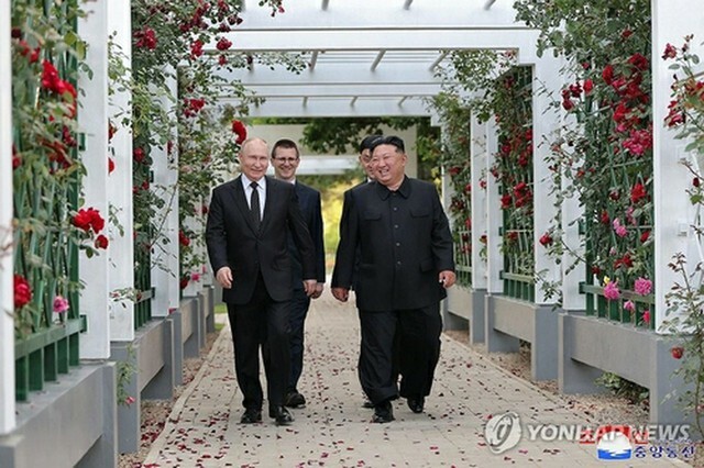 北朝鮮の金正恩（キム・ジョンウン）国務委員長（朝鮮労働党総書記）とロシアのプーチン大統領は昨年6月に平壌で会談した＝（朝鮮中央通信＝聯合ニュース）≪転載・転用禁止≫