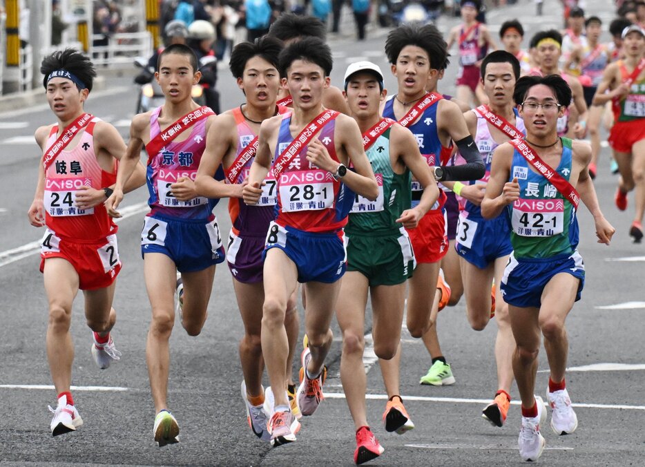 高速レースとなった第29回の1区。川原（手前右端）たち5選手が区間新記録をマークした（2024年1月21日）