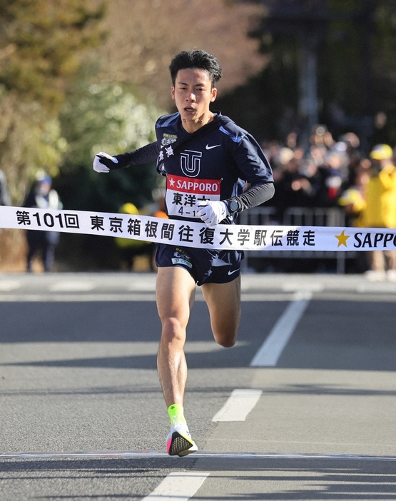 ＜箱根駅伝往路・芦ノ湖ゴール＞９位でゴールする東洋大５区・宮崎（撮影・尾崎　有希）